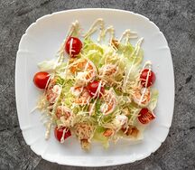 Салат Цезарь с креветками или курицей