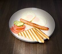 Яичница с баварской сосиской, запеченным хлебом и овощами