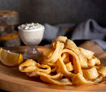 Кольца кальмара с соусом тартар