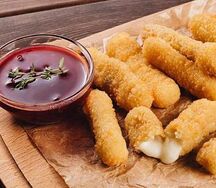 Сырные палочки с брусничным соусом