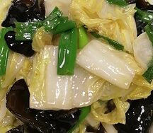 Жареная пекинская капуста с древесными грибами