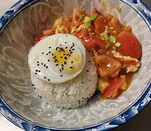 Жареные помидоры с яйцом и рис