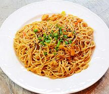 Жареная лапша с цыпленком и овощами в соусе терияки