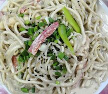 Жареная лапша с куриным филе в сливочно-чесночном соусе 