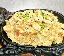 Рис с цыпленком и овощами в сливочно-чесночном соусе на теппане