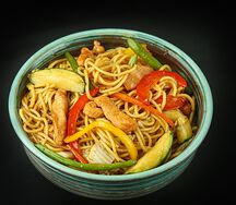 Яичная лапша с курицей и цукини в соусе терияки