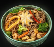 Соба с морепродуктами и брокколи в соусе терияки