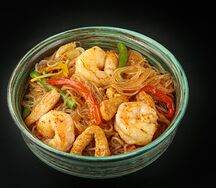 Фунчоза с креветками и курицей в кисло-сладком соусе