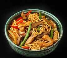 Яичная лапша с курицей и грибами шиитаке в сычуаньском соусе