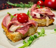 Брускетта с ростбифом