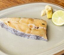 Стейк из черного палтуса, маринованный с мятой и сладким чили