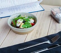 Салат с хрустящими баклажанами, сладкими помидорами и сливочным сыром