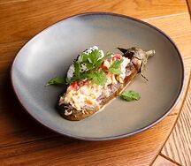 Баклажан с крабом и перечно-яблочным соусом