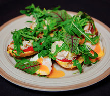 Брускетта с крабом и креветками