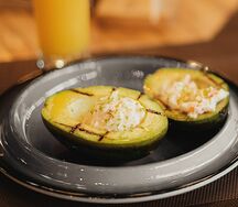 Авокадо на гриле с крабом