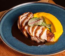 Утиная грудка с морковным пюре и апельсиновым соусом