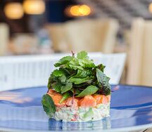 Тартар из дикого лосося и краба