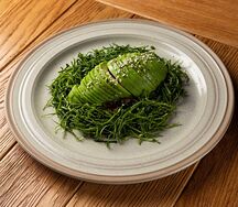 Салат с копчёным угрём, авокадо и шпинатом