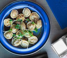 Пельмени с уткой, белыми грибами и трюфелем