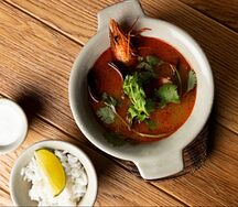 Том ям с морепродуктами