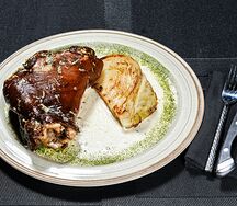 Запеченная свиная рулька со стейком из капусты