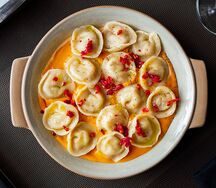 Пельмени с диким лососем и креветками