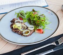 Салат Стейк с розовыми помидорами