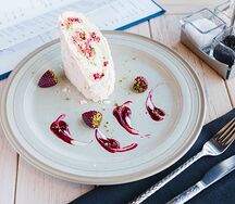 Меренговый рулет со свежей малиной