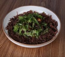 Тёплый салат с щечками и соусом песто