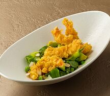 Креветки в панировке с чукой, авокадо и соусом том кха