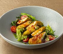 Салат со стрипсами из цыплёнка и соусом пармиджано