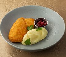 Куриный шницель с брусничным соусом и картофельным пюре