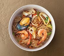 Фунчоза с морепродуктами, овощами и соусом терияки