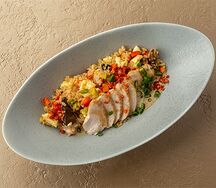 Жареный рис с цыплёнком, овощами и яйцом