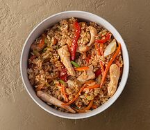 Рис с цыплёнком, овощами и соусом удон