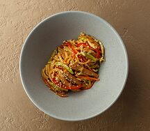 Удон со свининой, овощами и соусом терияки