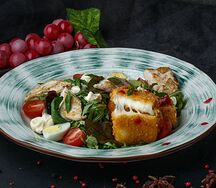 Теплый салат с сыром сулугуни