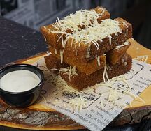Гренки чесночные с пармезаном