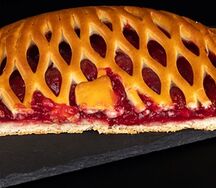 Половинка пирога с яблоком и брусникой