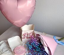 Бенто-торт со своим декором, капкейки, шарик и букет гипсофилы 