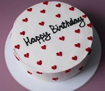 Торт в подарок на день рождения Happy Birthday с сердечками