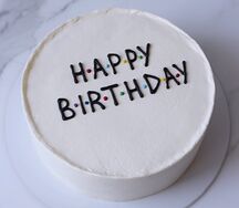 Торт на день рождения Happy Birthday в стиле сериала друзья