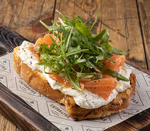 Брускетта со Страчателлой и слабосоленым лососем
