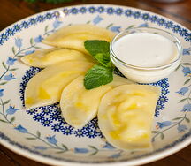 Вареники с творогом и сметаной