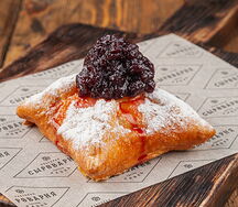 Ватрушка с творогом и брусникой