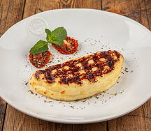 Халлуми на гриле с вялеными томатами и мятой