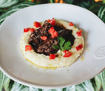 Телячьи щечки с картофельным пюре