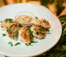 Куриные оладьи с грибным соусом