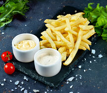 Картошка фри с соусом