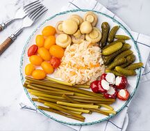 Тарелка с соленьями